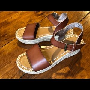 Universal thread sandals